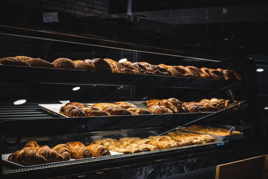Bandejas de pan y facturas recién horneadas